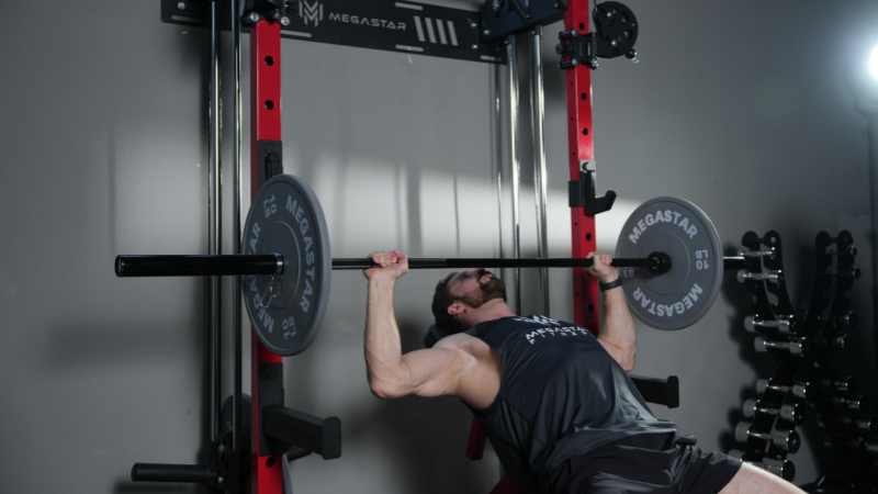 Should you bench press with a flat or arched back? What the latest research says